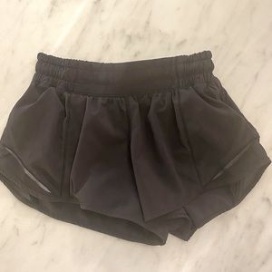 Lululemon Hotty Hot 2.5 shorts Black size 2 low rise